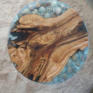 Olijfhouten epoxy tafel met schelpen